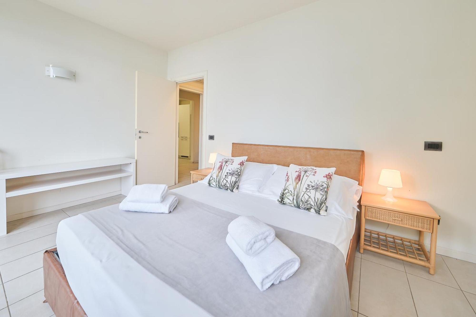 Front Aparthotel *