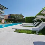 Front Lake Studio With Loft Bed And Pool