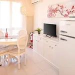 Elena Apartment - Free Secure Parking - Center - Pool - View Lake