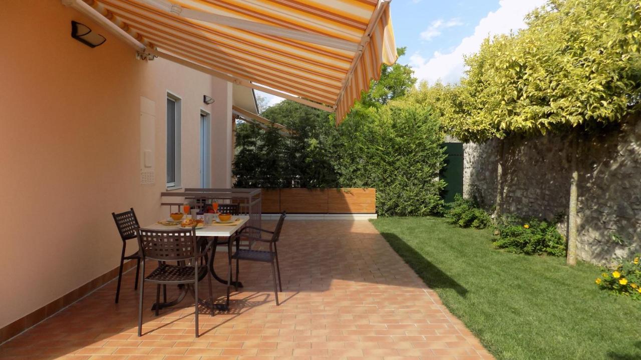 Millyholidays - Sunflower - Center - Nearby - Private Garden - Pool Apartment *