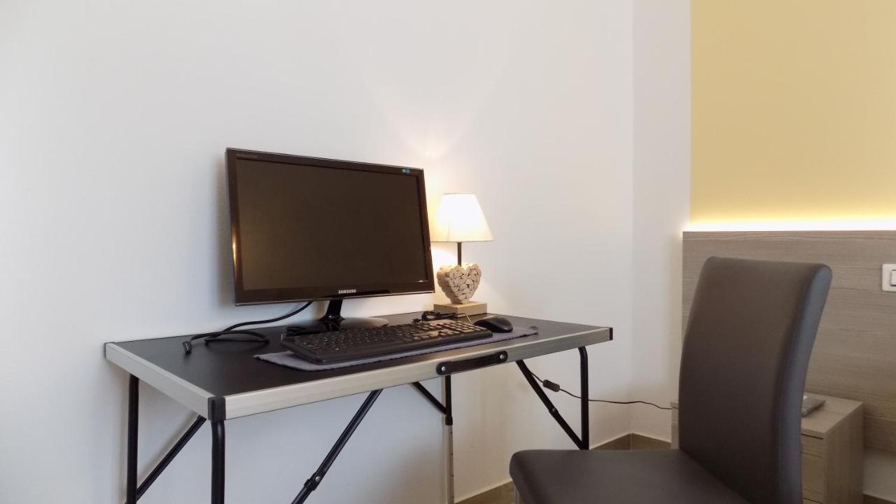 Millyholidays - Sunflower - Center - Nearby - Private Garden - Pool Apartment *