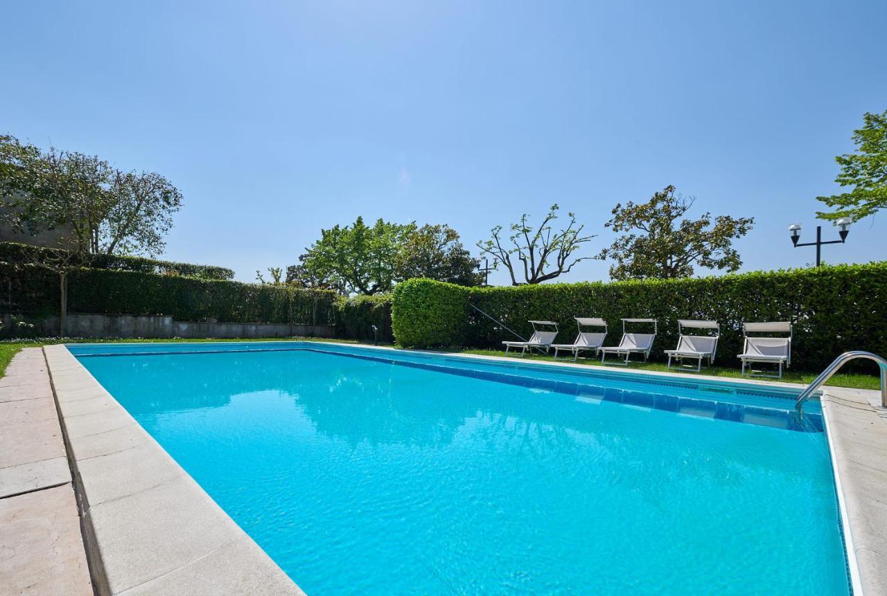 Front With Loft Bed And Pool Appartamento