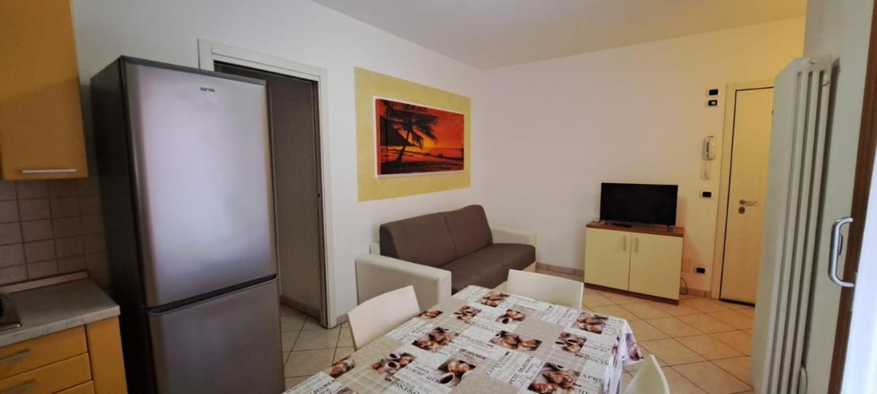 Tony In Apartament *