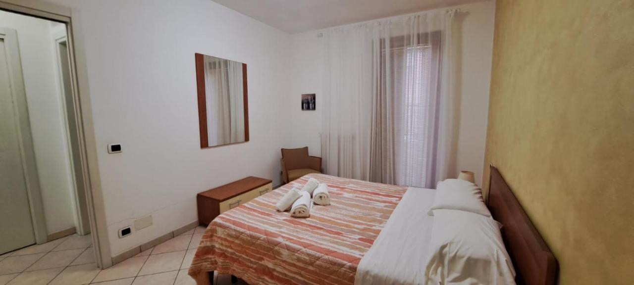 Tony In Apartament