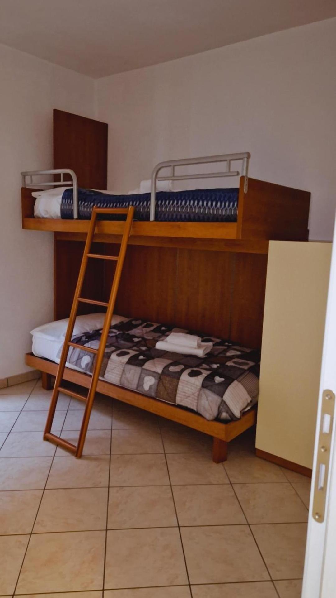 Tony In Apartament