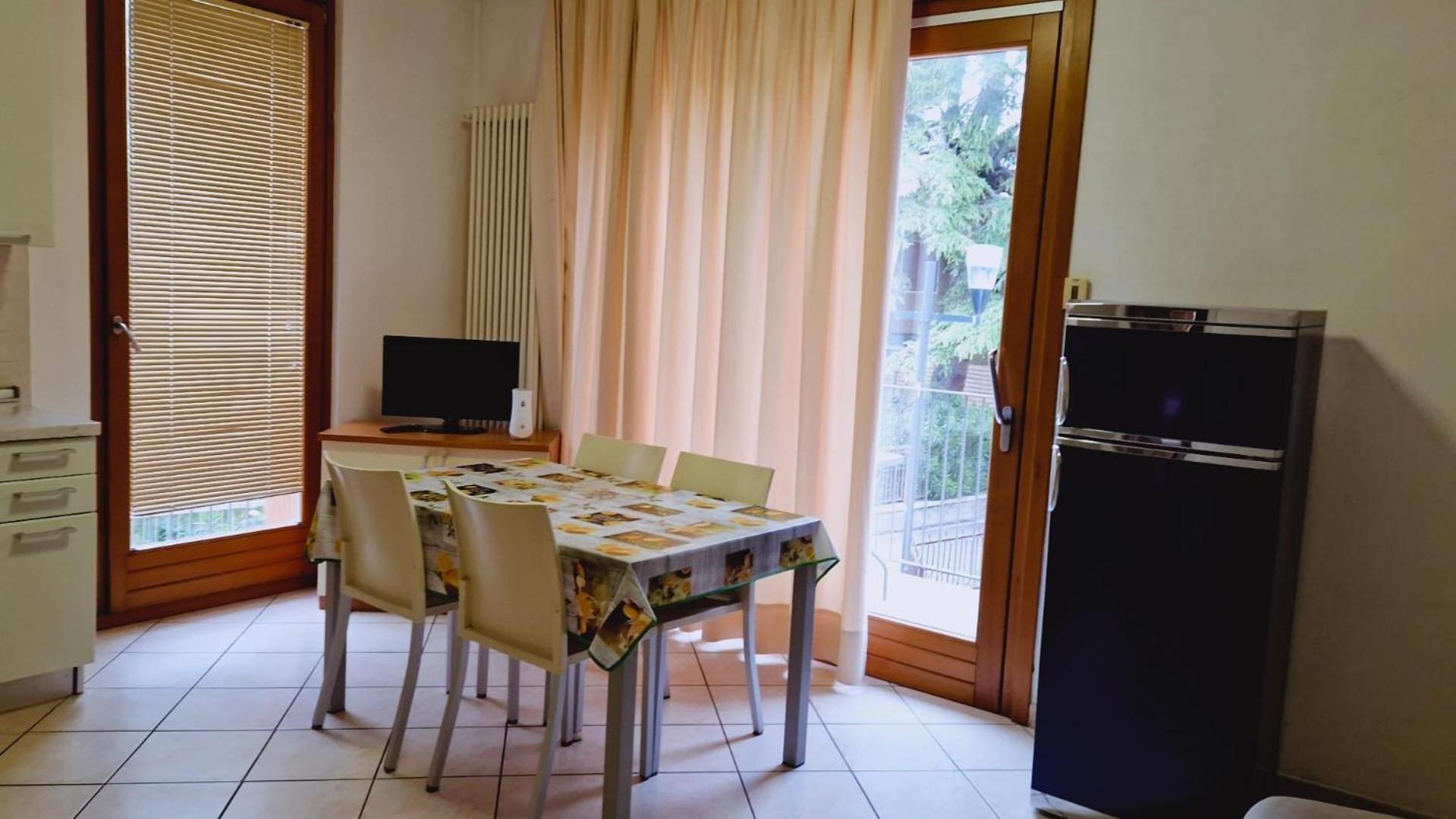 Tony In Apartament *
